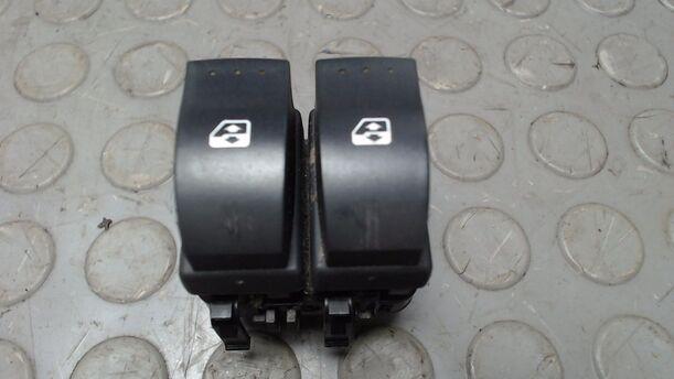 Foto: FENSTERHEBERSCHALTER eines Renault Clio 1.2 16V TS