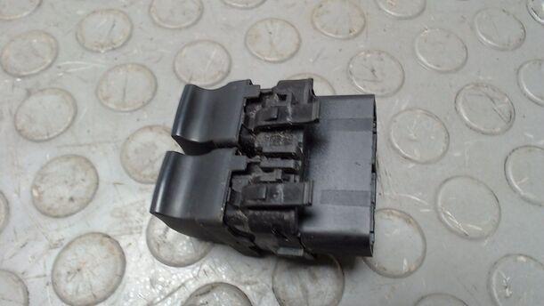 Foto: FENSTERHEBERSCHALTER eines Renault Clio 1.2 16V TS
