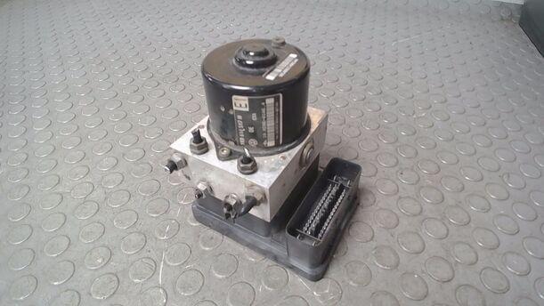 Foto: HAUPTBREMSAGGREGAT ABS eines VW Golf 1.6 FSI SX