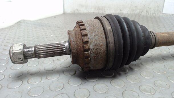 Foto: ANTRIEBSWELLE LINKS eines Renault Clio 1.2 16V SX