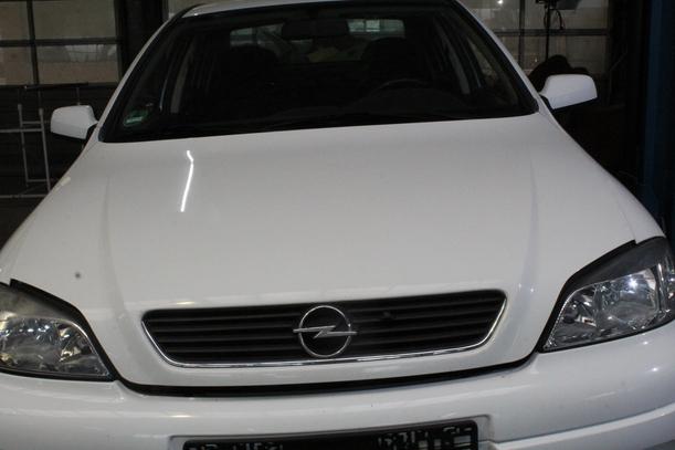 Foto: MOTORHAUBE eines Opel Astra 1.6 SX