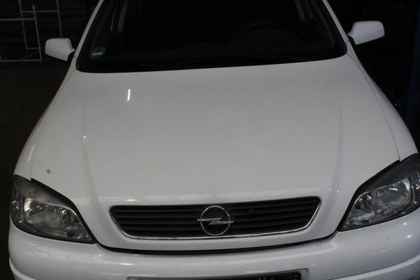 Foto: MOTORHAUBE eines Opel Astra 1.6 SX