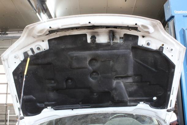 Foto: MOTORHAUBE eines Opel Astra 1.6 SX