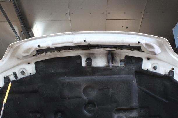 Foto: MOTORHAUBE eines Opel Astra 1.6 SX
