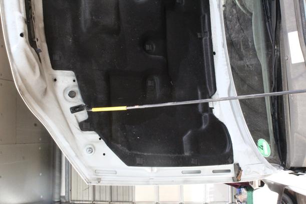 Foto: MOTORHAUBE eines Opel Astra 1.6 SX