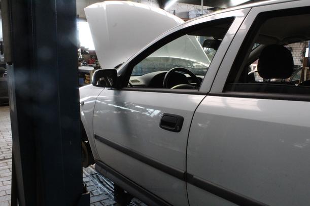 Foto: TÜR VORN LINKS eines Opel Astra 1.6 SX
