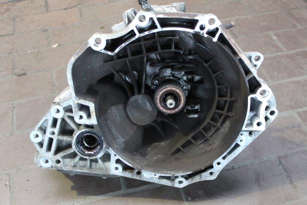 Foto: SCHALTGETRIEBE 5 GANG ( F17 3.74 ) eines Opel Astra 1.6 SX