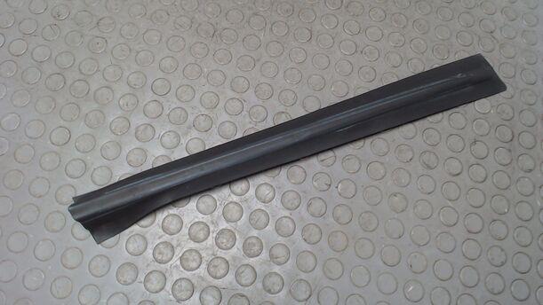 Foto: BLENDE B SÄULE LINKS eines Opel Astra 1.6 SX
