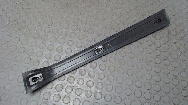 Foto: BLENDE B SÄULE LINKS eines Opel Astra 1.6 SX