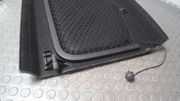 Foto: HUTABLAGE/ LADERAUMABDECKUNG eines VW Golf 1.6 FSI
