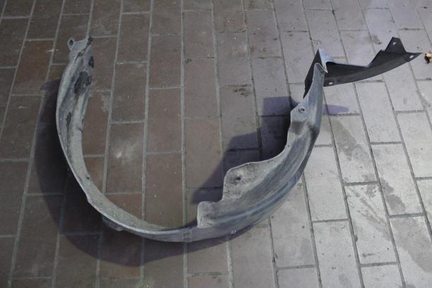 Foto: RADHAUSSCHALE/ INNENRADHAUS VORN RECHTS eines Kia Carens CRDi DPF
