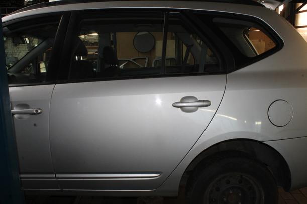 Foto: TÜR HINTEN LINKS eines Kia Carens CRDi DPF