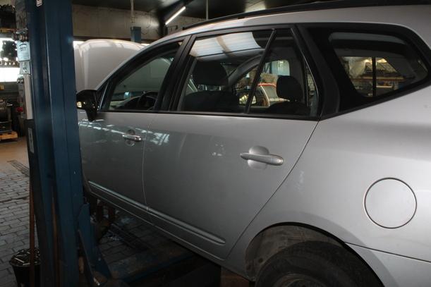 Foto: TÜR HINTEN LINKS eines Kia Carens CRDi DPF
