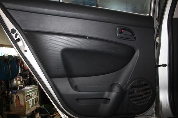 Foto: TÜR HINTEN LINKS eines Kia Carens CRDi DPF