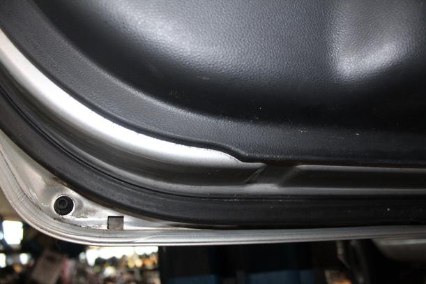Foto: TÜR HINTEN LINKS eines Kia Carens CRDi DPF