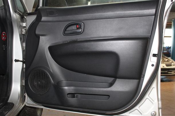 Foto: TÜR VORN RECHTS eines Kia Carens CRDi DPF