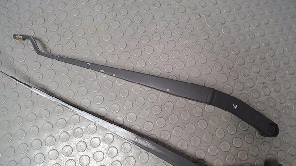 Foto: SCHEIBENWISCHERARME VORN eines Kia Carens CRDi DPF