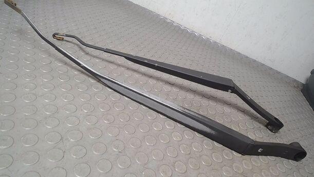 Foto: SCHEIBENWISCHERARME VORN eines Kia Carens CRDi DPF