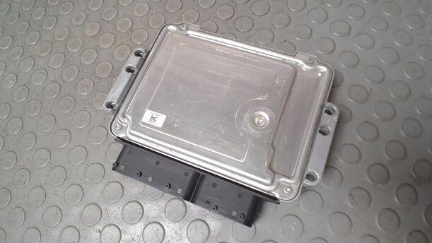 Foto: STEUERGERÄT EINSPRITZUNG/ MOTORSTEUERGERÄT eines Kia Carens CRDi DPF