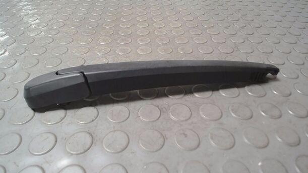 Foto: SCHEIBENWISCHERARM HINTEN eines Kia Carens CRDi DPF