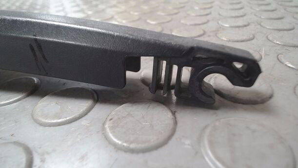 Foto: SCHEIBENWISCHERARM HINTEN eines Kia Carens CRDi DPF