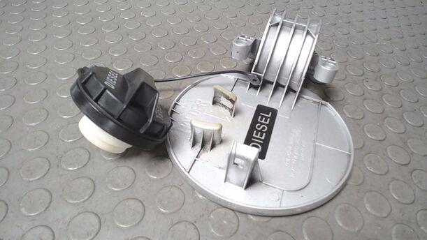 Foto: TANKKLAPPE/ TANKDECKEL eines Kia Carens CRDi DPF