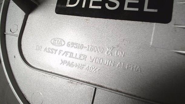 Foto: TANKKLAPPE/ TANKDECKEL eines Kia Carens CRDi DPF