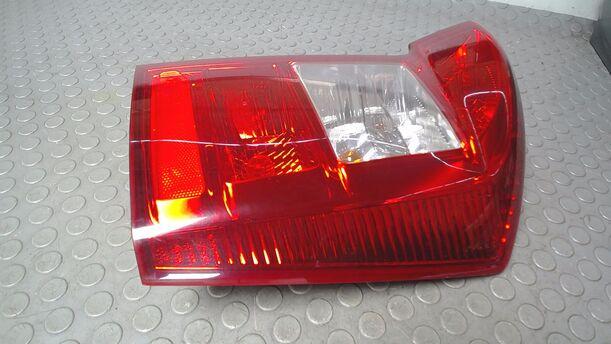Foto: HECKLEUCHTE/ RÜCKLEUCHTE RECHTS eines Kia Carens CRDi DPF
