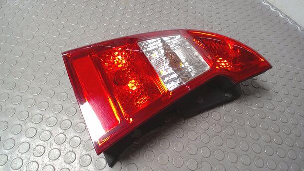 Foto: HECKLEUCHTE/ RÜCKLEUCHTE LINKS eines Kia Carens CRDi DPF