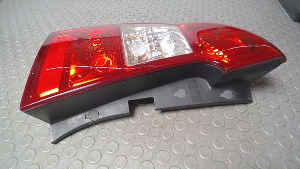 Foto: HECKLEUCHTE/ RÜCKLEUCHTE LINKS eines Kia Carens CRDi DPF
