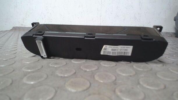Foto: UHR MITTELKONSOLE eines Kia Carens CRDi DPF