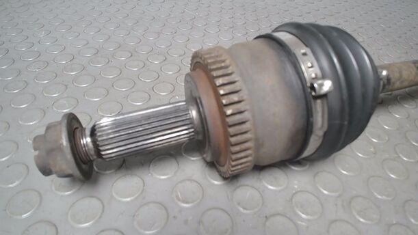 Foto: ANTRIEBSWELLE LINKS eines Kia Carens CRDi DPF