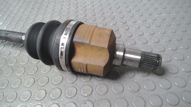 Foto: ANTRIEBSWELLE LINKS eines Kia Carens CRDi DPF