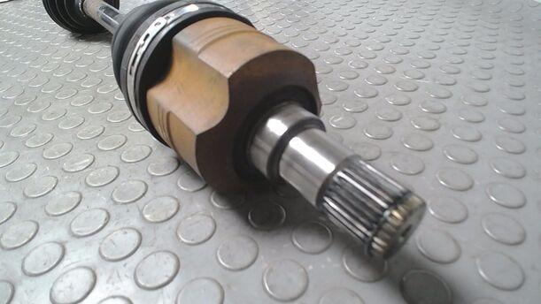 Foto: ANTRIEBSWELLE LINKS eines Kia Carens CRDi DPF