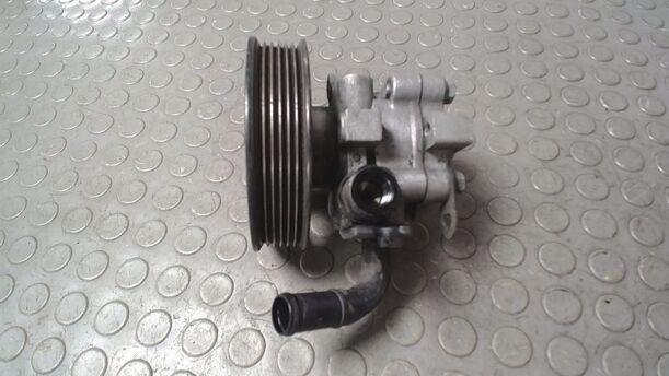 Foto: PUMPE SERVOLENKUNG/ SERVOPUMPE eines Kia Carens CRDi DPF