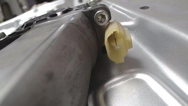 Foto: FENSTERHEBER ELEKTRISCH VORN LINKS eines Kia Carens CRDi DPF