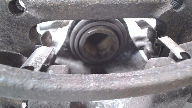 Foto: BREMSSATTEL HINTEN RECHTS eines Kia Carens CRDi DPF