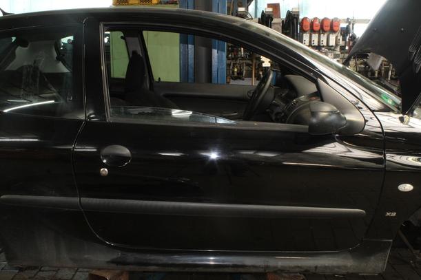 Foto: TÜR RECHTS ( 2/3 TÜRER ) eines Peugeot 206 110