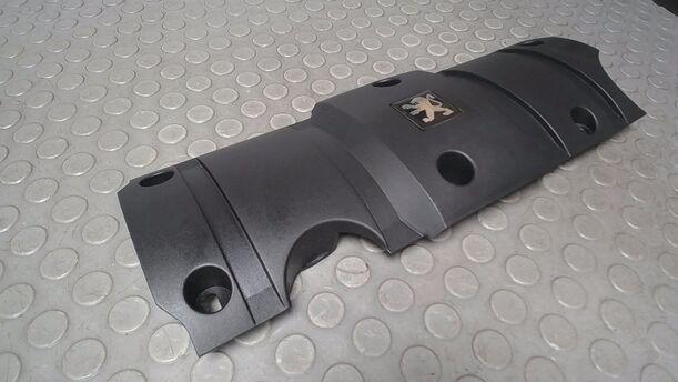 Foto: MOTORABDECKUNG eines Peugeot 206 110 TX