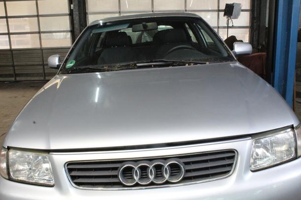 Foto: MOTORHAUBE eines Audi A3 1.6 TX