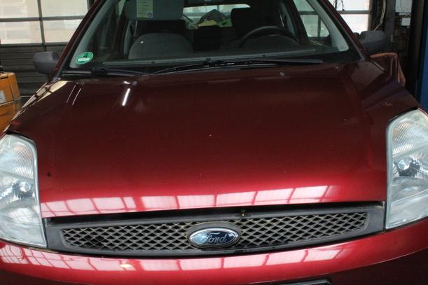Foto: MOTORHAUBE eines Ford Fiesta 1.3 LS
