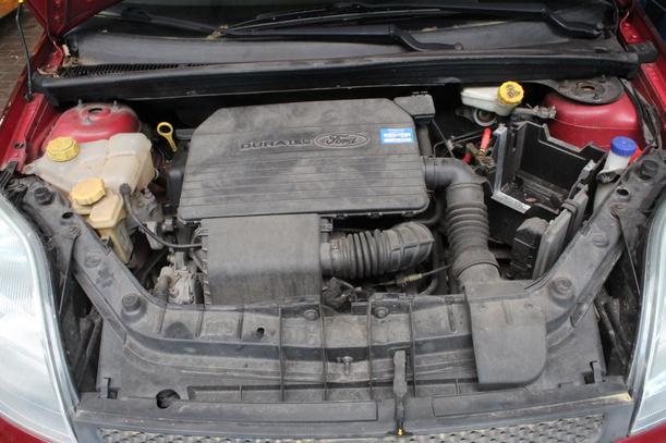 Foto: MOTORHAUBE eines Ford Fiesta 1.3 LS