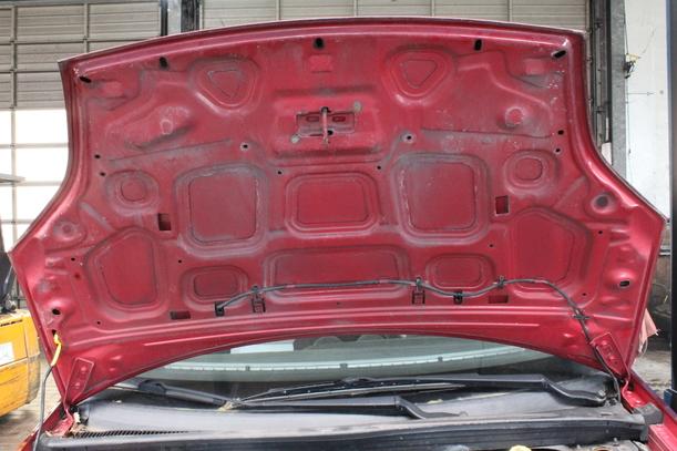 Foto: MOTORHAUBE eines Ford Fiesta 1.3 LS