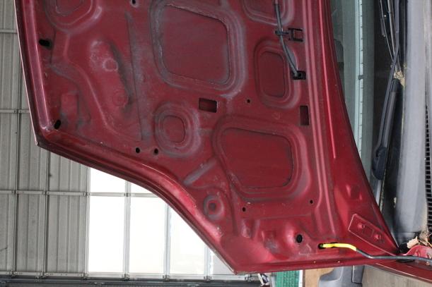 Foto: MOTORHAUBE eines Ford Fiesta 1.3 LS