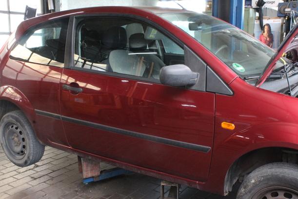 Foto: TÜR VORN RECHTS ( 2/3 TÜRER ) eines Ford Fiesta 1.3