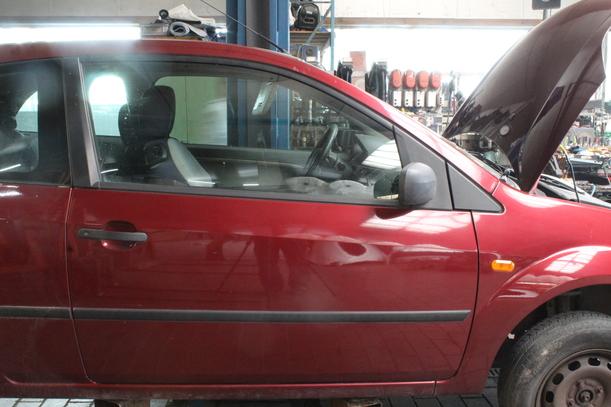 Foto: TÜR VORN RECHTS ( 2/3 TÜRER ) eines Ford Fiesta 1.3