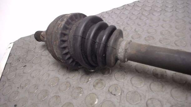 Foto: ANTRIEBSWELLE LINKS (ABS) eines Opel Ascona c GL 1,8 E