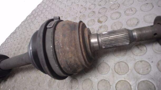 Foto: ANTRIEBSWELLE LINKS eines Opel Ascona c GL 1,8 E
