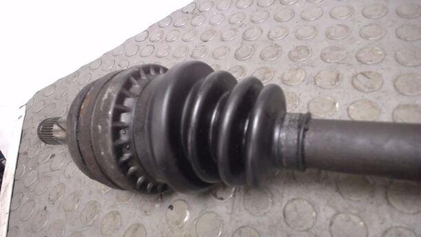Foto: ANTRIEBSWELLE LINKS eines Opel Ascona c GL 1,8 E