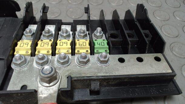 Foto: SICHERUNGSKASTEN BATTERIE eines Ford Fiesta 1.3 GL 1,8 E